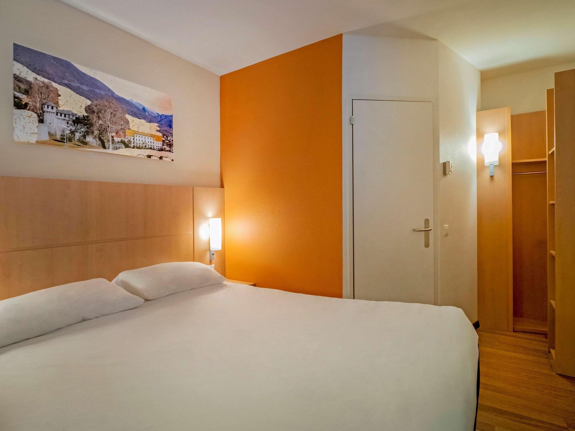Отель Ibis Локарно Экстерьер фото