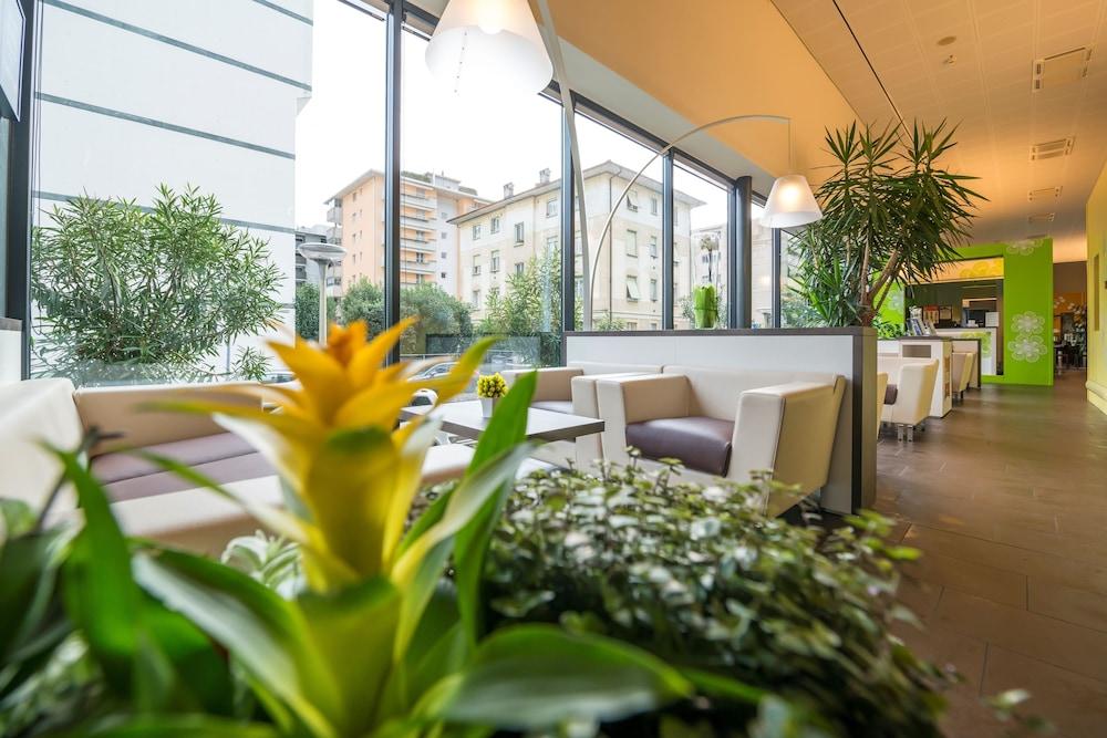 Отель Ibis Локарно Экстерьер фото